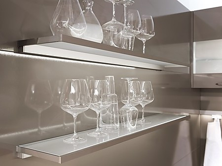 Glas in der Küche: Glasregal, Bord und Lichtboden