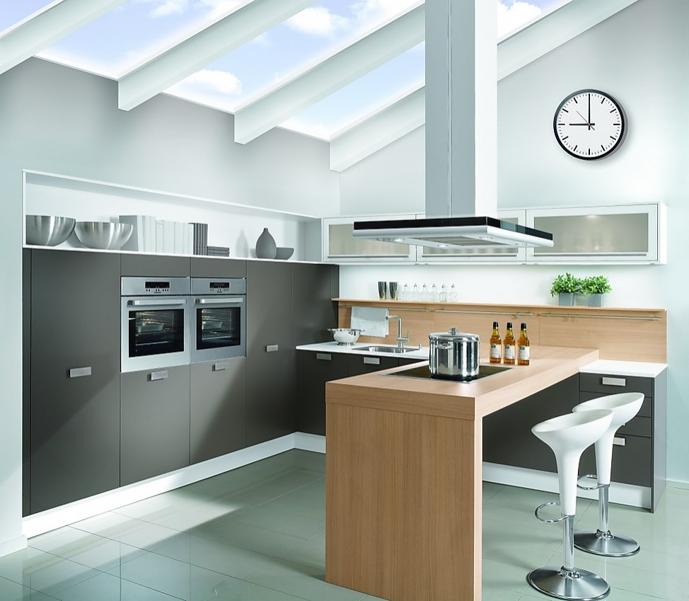 Im Dachgeschoss geplante Küche mit Holztheke und Design-Dunsthaube Zuordnung: Stil Moderne Küchen, Planungsart U-Form-Küche