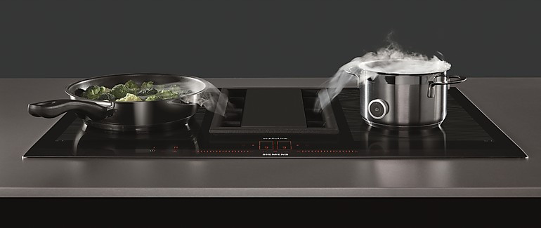 Das Beste aus den beiden Welten Kochen und Lüften vereint das Siemens inductionAir System, bestehend aus einem sensorgesteuerten Induktionskochfeld und einem integrierten Dunstabzug.