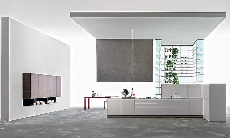 In der Designküche fast schon ein Muss: eine vollintegrierte Geschirrspülmaschine, die passend zur minimalistischen Küche hinter den Fronten zurücktritt.