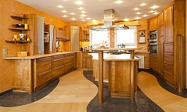 Holzküche aus Massivholz gefertigt, mit Kochinsel und Thekenlösung Zuordnung: Stil Klassische Küchen, Planungsart Detail Küchenplanung