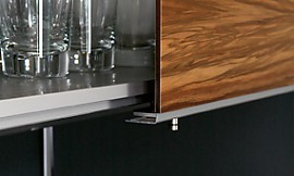 Schranksystem mit Schiebetüren in Holzfurnier Zuordnung: Stil Design-Küchen, Planungsart Küche mit Sitzgelegenheit