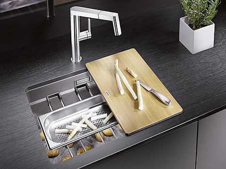 Spüle mit drei Funktionsebenen: Becken, mittlere Ebene und Beckenrand