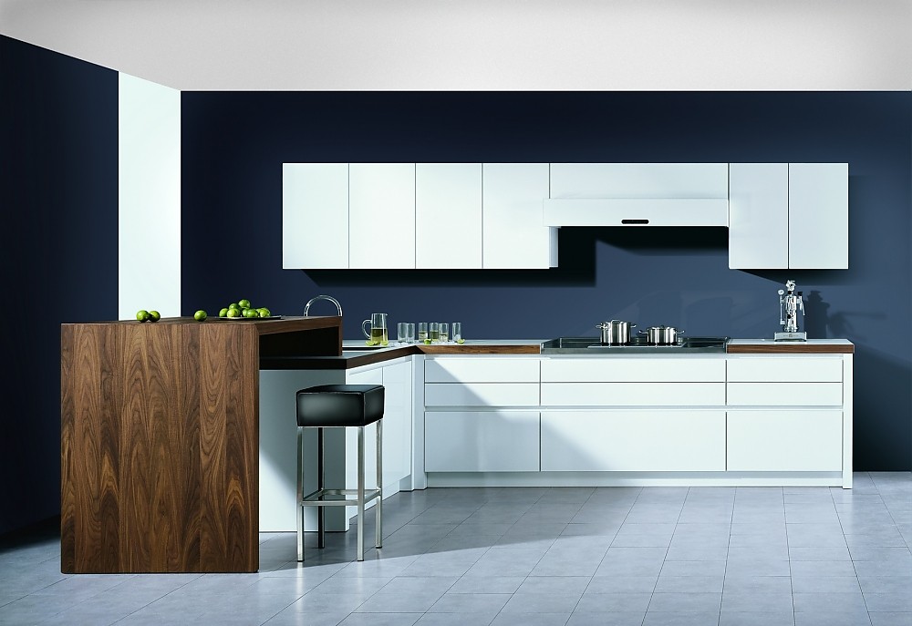 Grifflose Küche in L-Form geplant mit dunkler Holztheke Zuordnung: Stil Moderne Küchen, Planungsart L-Form-Küche