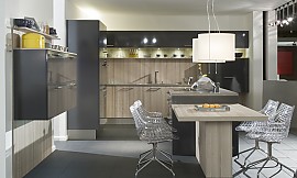 Materialmix-Küche mit Tisch aus hellem Holz Zuordnung: Stil Moderne Küchen, Planungsart Küche mit Sitzgelegenheit