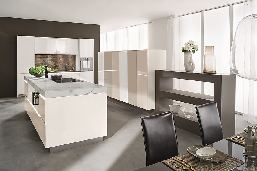 Offene Wohnküche in Weiß mit Marmorarbeitsplatte (Ballerina Küchen)