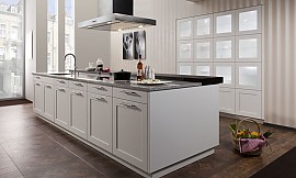 Inselküche mit lackierten Rahmenfronten. Zuordnung: Stil Moderne Küchen, Planungsart Küche mit Sitzgelegenheit