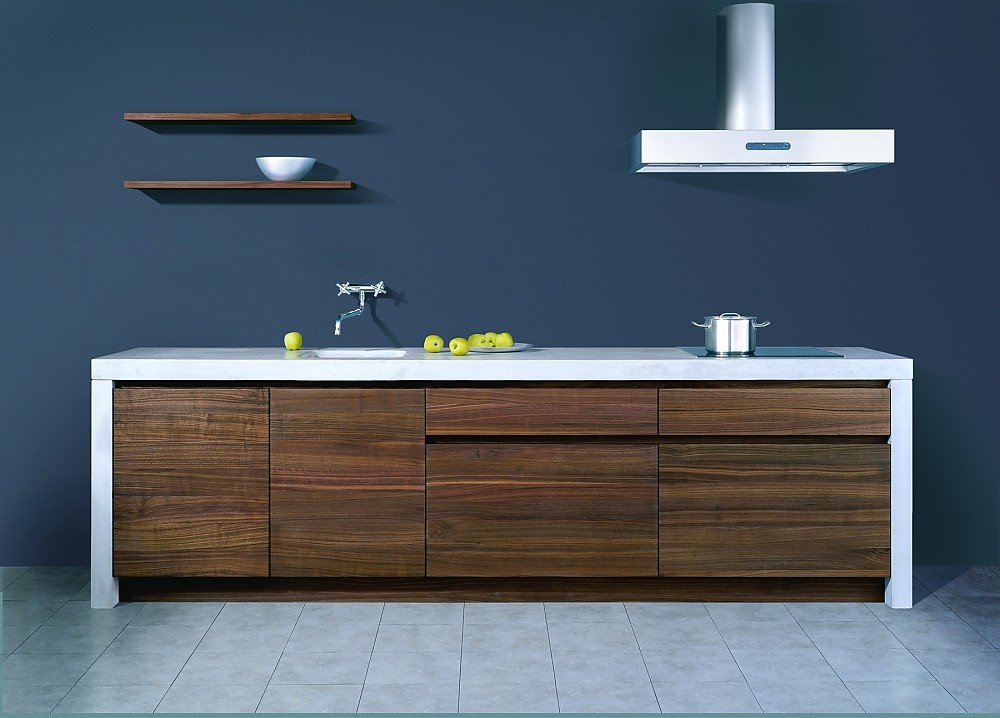 Moderne, grifflose Küchenzeile mit dunklen Holzfronten Zuordnung: Stil Moderne Küchen, Planungsart Küchenzeile