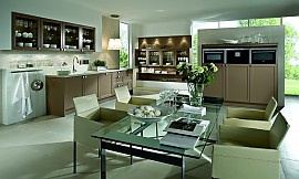 Mit Hochschränken, Glasschränken und Essplatz Zuordnung: Stil Klassische Küchen, Planungsart Küchenzeile