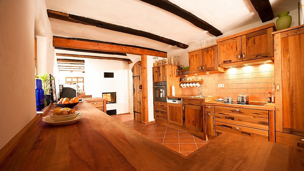 Eine Massivholzküche im Landhausstil ist diese aus Altholz gefertigte Küche mit Holzarbeitsplatte. Zuordnung: Stil Landhausküchen, Planungsart Küchenzeile