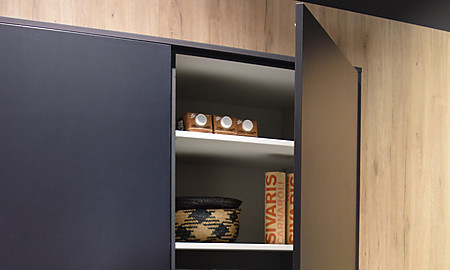 Hochschrank mit mehreren Fachböden