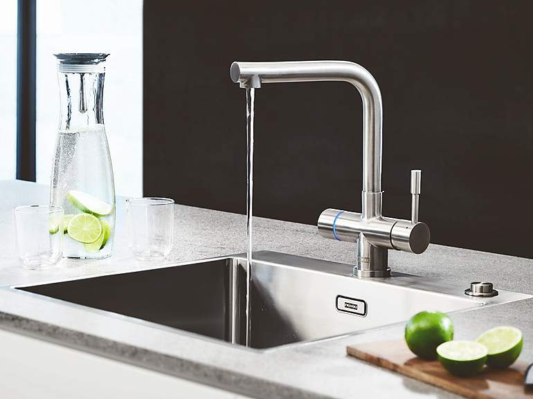 Aus der Küchenarmatur fließt kaltes gefiltertes Wasser