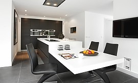 Moderne, geradlinig geplante, offene Wohnküche mit Sitzmöglichkeit Zuordnung: Stil Moderne Küchen, Planungsart Offene Küche (Wohnküche)