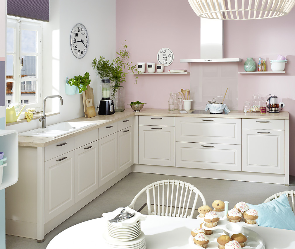 Weisse Vintage Kuche Mit Holzarbeitsplatte