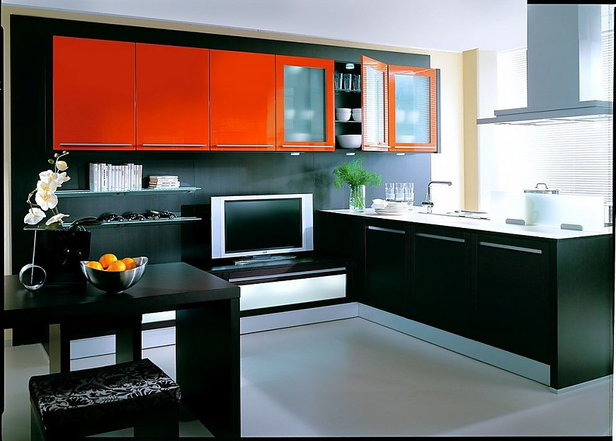 L-Form Küche mit TV-Bank in rot und schwarz lackiert