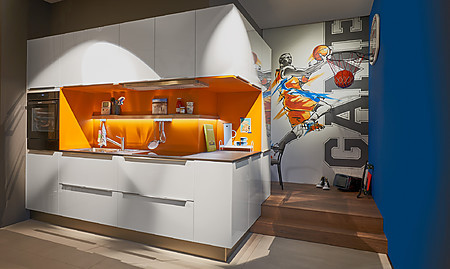 Kleine Küche mit Rückwand in Orange