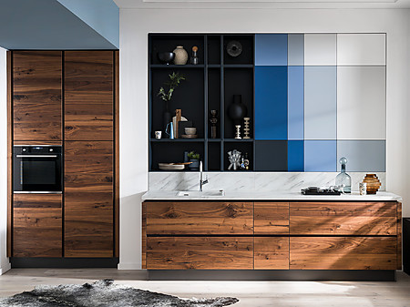Küchenzeile mit blauer Wandverkleidung und Nussbaumholzfronten