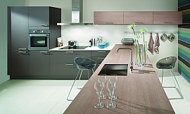 Küche mit dünner weißer Arbeitsplatte und Holztheke Zuordnung: Stil Moderne Küchen, Planungsart L-Form-Küche