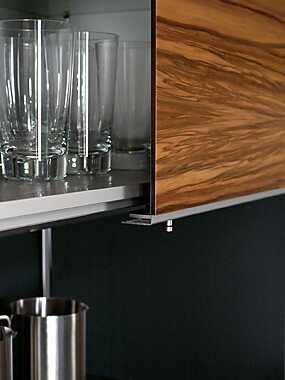 Schranksystem mit Schiebetüren in Holzfurnier Zuordnung: Stil Design-Küchen, Planungsart Detail Küchenplanung