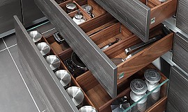 Schubladenauszüge mit Glaselementen und Holzeinlagen. Zuordnung: Stil Moderne Küchen, Planungsart L-Form-Küche