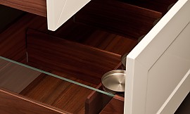 Schubladen mit Nussbaumausstattung, Glaseinsätzen und verstellbaren Trennstegen Zuordnung: Stil Klassische Küchen, Planungsart Küchenzeile