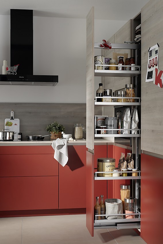 Hochschrank ausgestattet als apothekerschrank mit fronten in rot ...