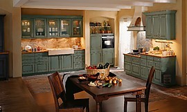 Rustikale Landhausküche mit gemauerter Dunstabzugshaube Zuordnung: Stil Landhausküchen, Planungsart Küche mit Küchen-Insel