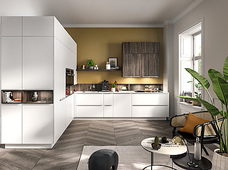 Gelbe Wand kombiniert mit weißer Küche und Hängeschrank in Holzdesign
