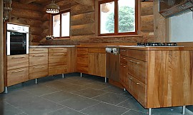 Auf Sockelfüßen mit Naturholzarbeitsplatte Zuordnung: Stil Moderne Küchen, Planungsart L-Form-Küche