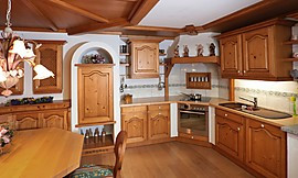 Für Liebhaber des rustikalen Lanhausstils bietet sich diese Holzküche an. Das massive Fichtenholz wurde auf alt gearbeitet und liebevoll in Szene gesetzt. Zuordnung: Stil Landhausküchen, Planungsart L-Form-Küche