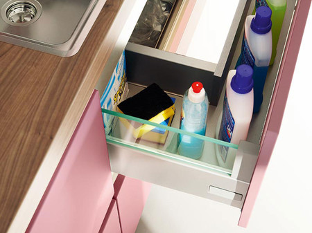 Dieser Spülenunterschrank bietet einen zusätzlichen Auszug und schafft so zusätzlichen Stauraum.