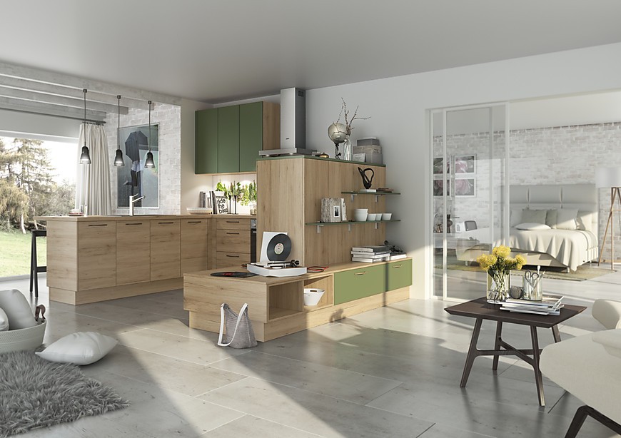 Wohnliche Holzküche mit grünen Elementen in U-Form geplant