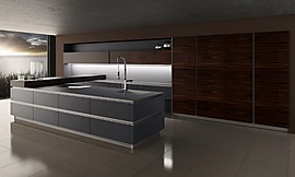 Luxusküche mit Aluminiumleisten im Griffbereich und aufgesetzter Theke. Zuordnung: Stil Design-Küchen, Planungsart Offene Küche (Wohnküche)