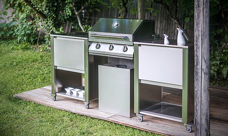 Einfache Outdoor-Küche mit einem Grill als zentralem Element. Foto: Jokodomus