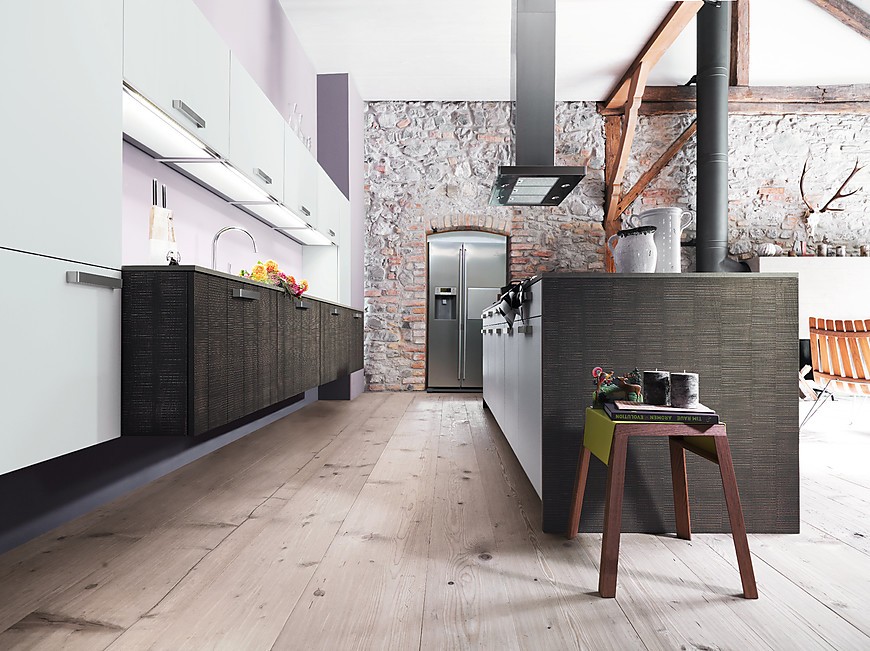 Moderne Holzküche in Eiche furniert mit Paneelstruktur (Beckermann Küchen)