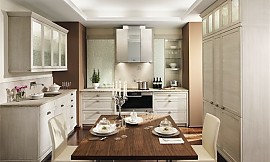Zwei getrennte Küchenzeilen mit Kassettenfronten; Hochschränke und Oberschränke mit Kranzleiste; Türen aus satiniertem Glas; Zuordnung: Stil Landhausküchen, Planungsart Detail Küchenplanung