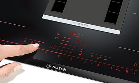 Das Kochfeld mit integriertem Dunstabzug lässt per Touch Bedienung steuern