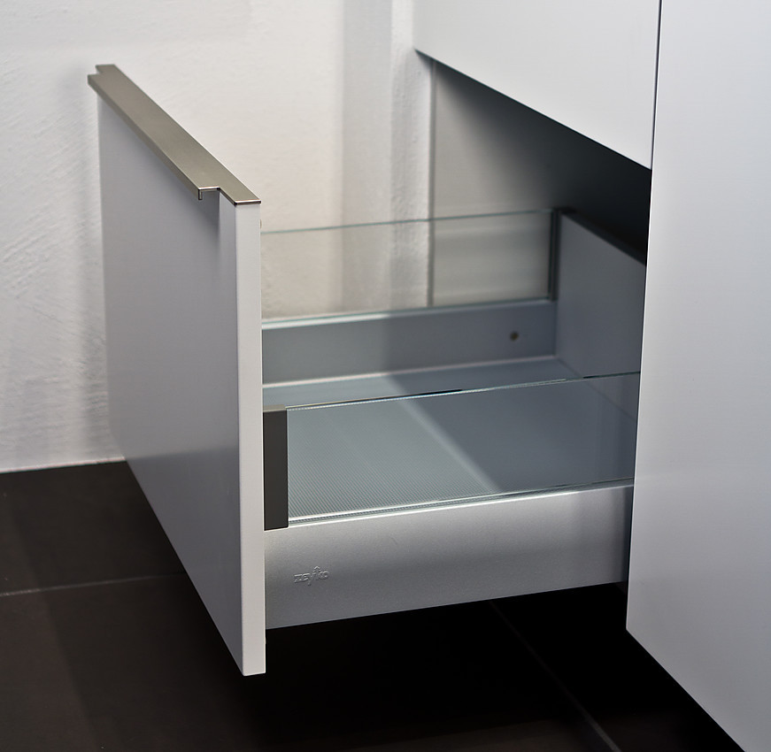 Weisse Schublade Mir Griffleisten Aus Aluminium