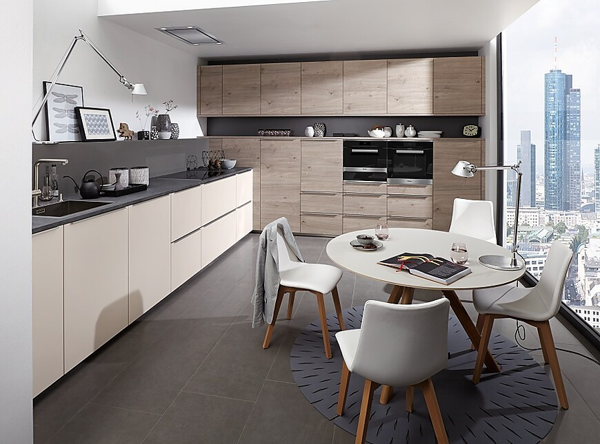 Moderne Küche in Holz und Grau für den kleinen Grundriss (Bauformat Küchen)