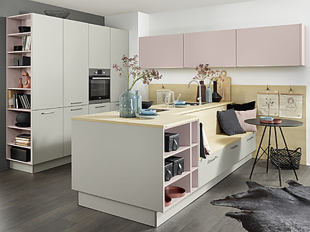 Trendige Küche mit Fronten und Regalen im rosa Farbton Lavendel