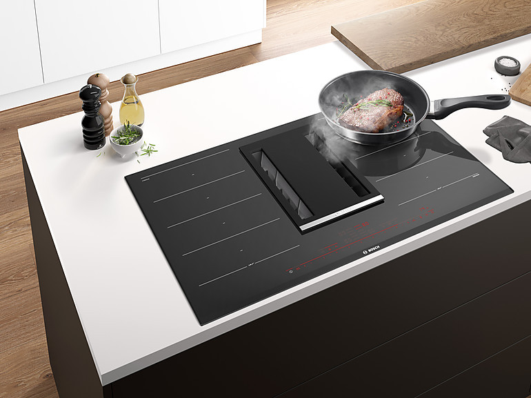 Kochfeld mit integrierter Tischlüftung im carbon black Design