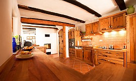 Eine Massivholzküche im Landhausstil ist diese aus Altholz gefertigte Küche mit Holzarbeitsplatte. Zuordnung: Stil Design-Küchen, Planungsart Küche mit Küchen-Insel