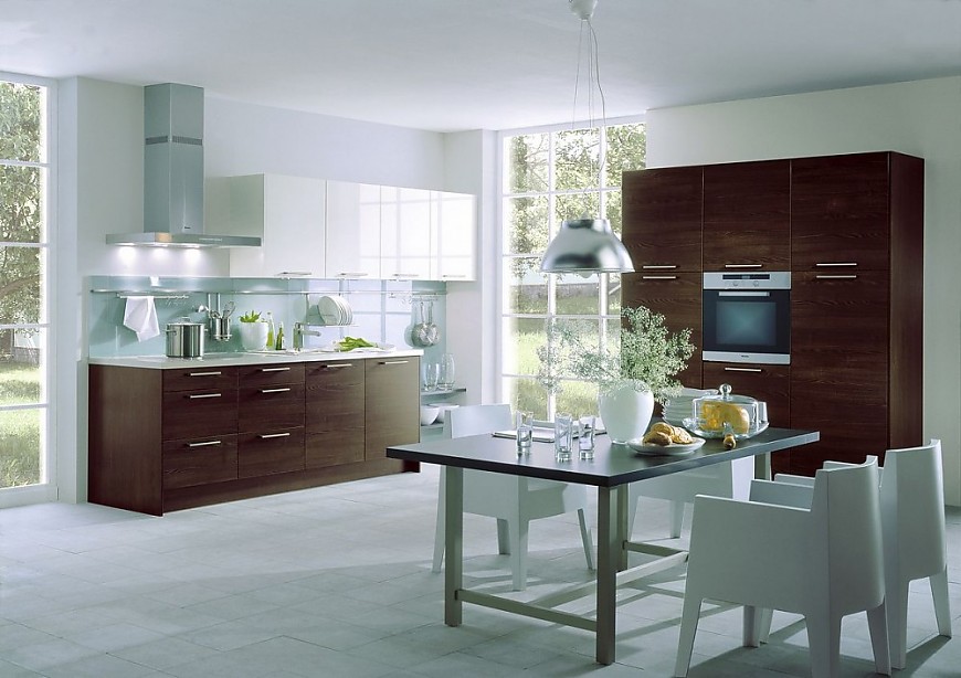 Küchenzeile und Gerätehochschränke aus dunklem Holz und Hängeschränke in Hochglanz Weiß