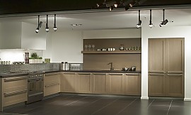 Holzküche im skandinavischen Stil mit Kassettenfronten und gemauertem Dunstabzug Zuordnung: Stil Landhausküchen, Planungsart L-Form-Küche
