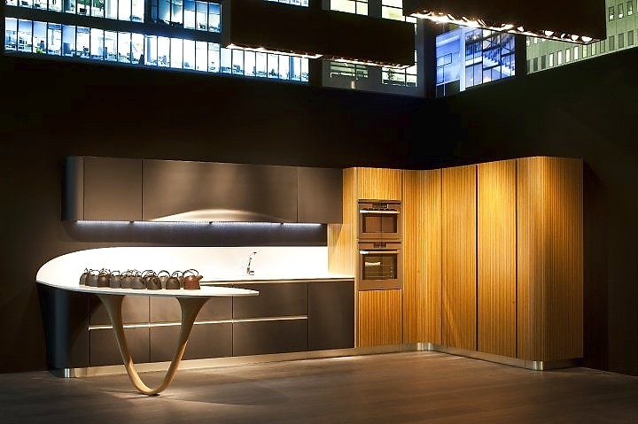 Materialmix-Küche mit Design-Theke