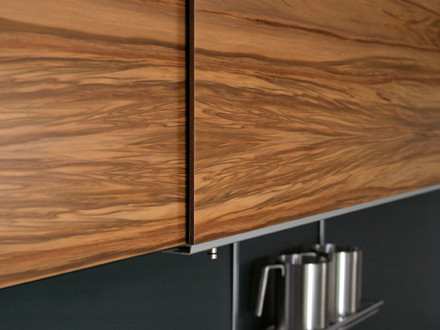 kuechen-oberschrank-holz-mit-schiebetueren
