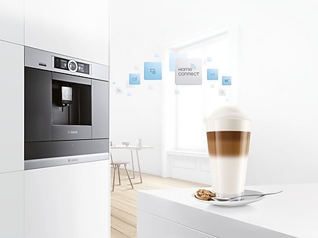 Ein Kaffeevollautomat zum Einbau ist ohnehin schon Luxus, mit Bosch Home Connect trägt er auch noch zum Smart Home der Zukunft bei.