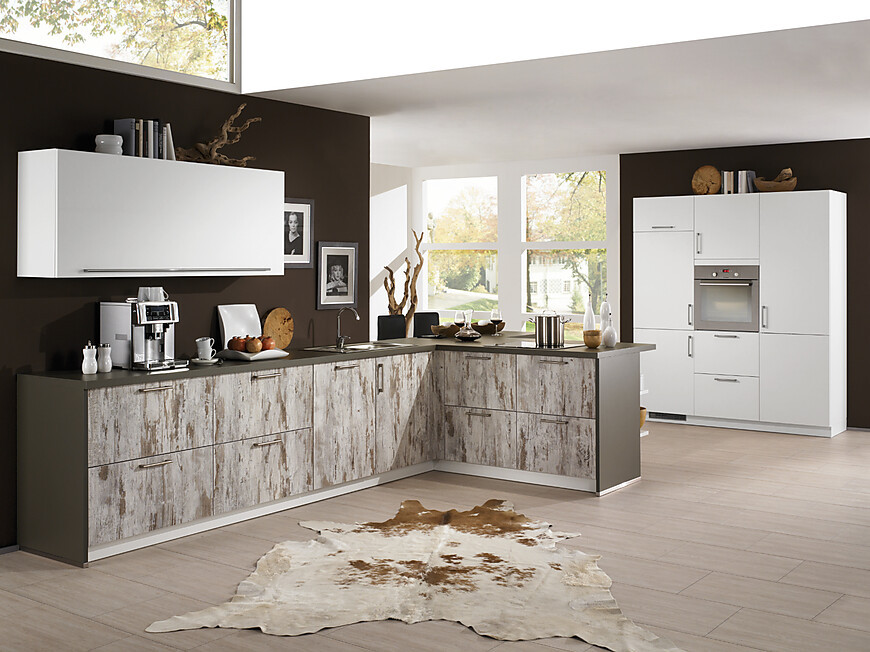 L-Form Küche mit Holzfronten im Used-Look (Bauformat Küchen)