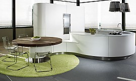Grifflose Küche, Fronten Mattlack weiß. Zuordnung: Stil Luxusküchen, Planungsart Küche mit Sitzgelegenheit