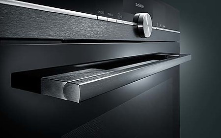Alle Geräte der Siemens studioLine sind ein Statement für exklusiven Geschmack. Das neue Premium Design blackSteel lebt von dunklem, gebürstetem Stahl mit Edelstahl- und Schwarzglas-Akzenten. Foto: Siemens